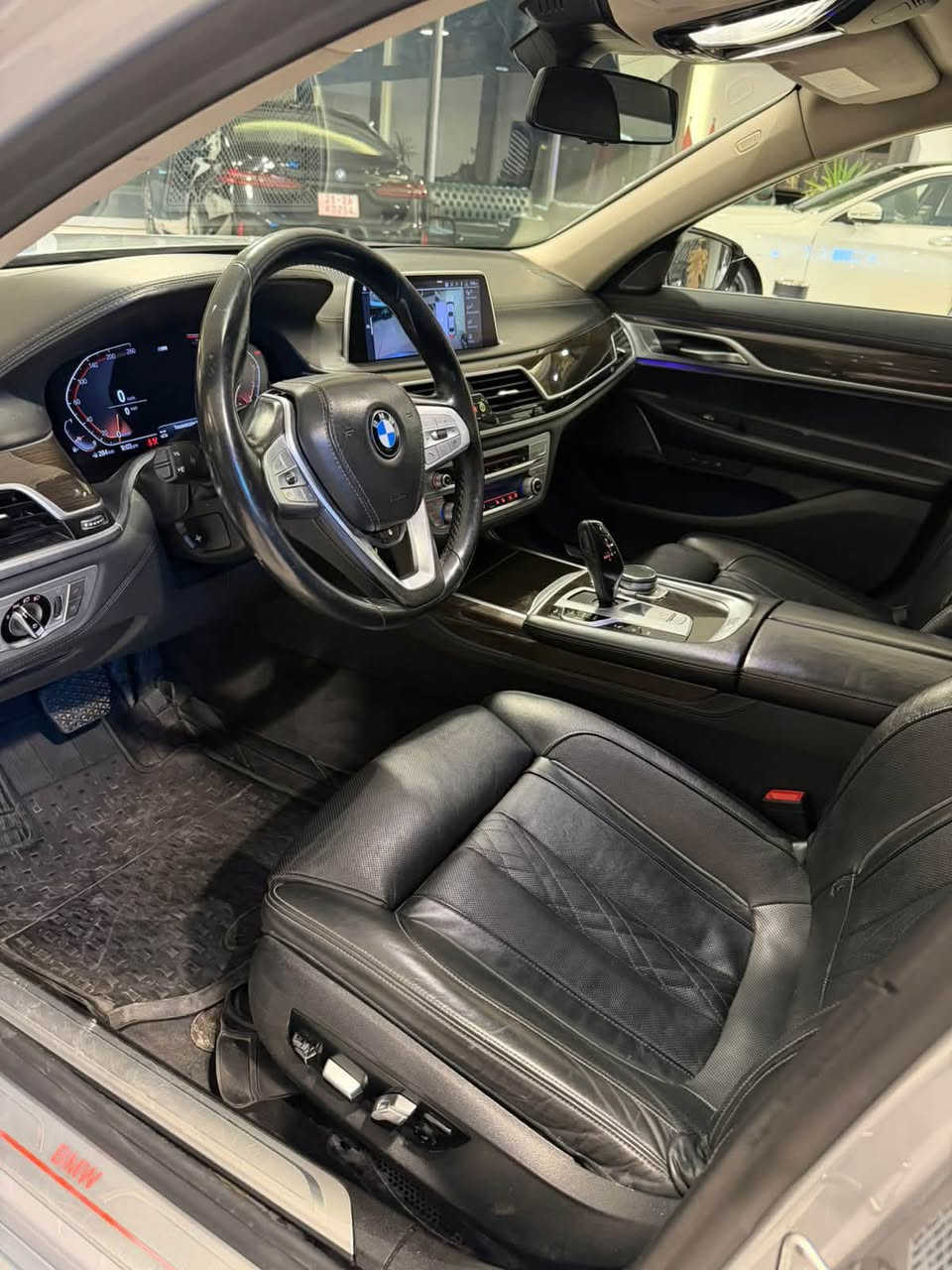 السلام عليكم 
للبيع فقط بدون مراوس🔥 290 ورقه
ا  M package BMW 740 Li موديل 2020 باب طويل ماشيه 60 الف
السياره فول الفول (بانوراما وداتا شو وكامرات 360 درجة وابواب سحب وجكات ورادارات ونقطة عمياء وكشنات جلد وتبريد وتدفئة حتى الخلفية وبصمات وصندوك كهرباء و5 بردات وبعد كلش هوايه مواصفات)
🚨السيارة وارد امريكي رقم الشاصي بالصور بيه طعجتين ومصبوغه وبيها كم قطعه صبغ علمود شخوط  وطعجات بدون حادث ابيعلك حزام(قماره بدون صبغ بدون دواخل شاصي سليم)
🚨بدون ايرباك (ايرباكات كلها سليمة) 
🚨گير ومكينه بشرط 
السيارة مرقمه وجاهزة،
السعر : 290$ ورقة
للاستفسار : ***********
العنوان : السليمانية المعارض الجديده معرض (الجاف)
