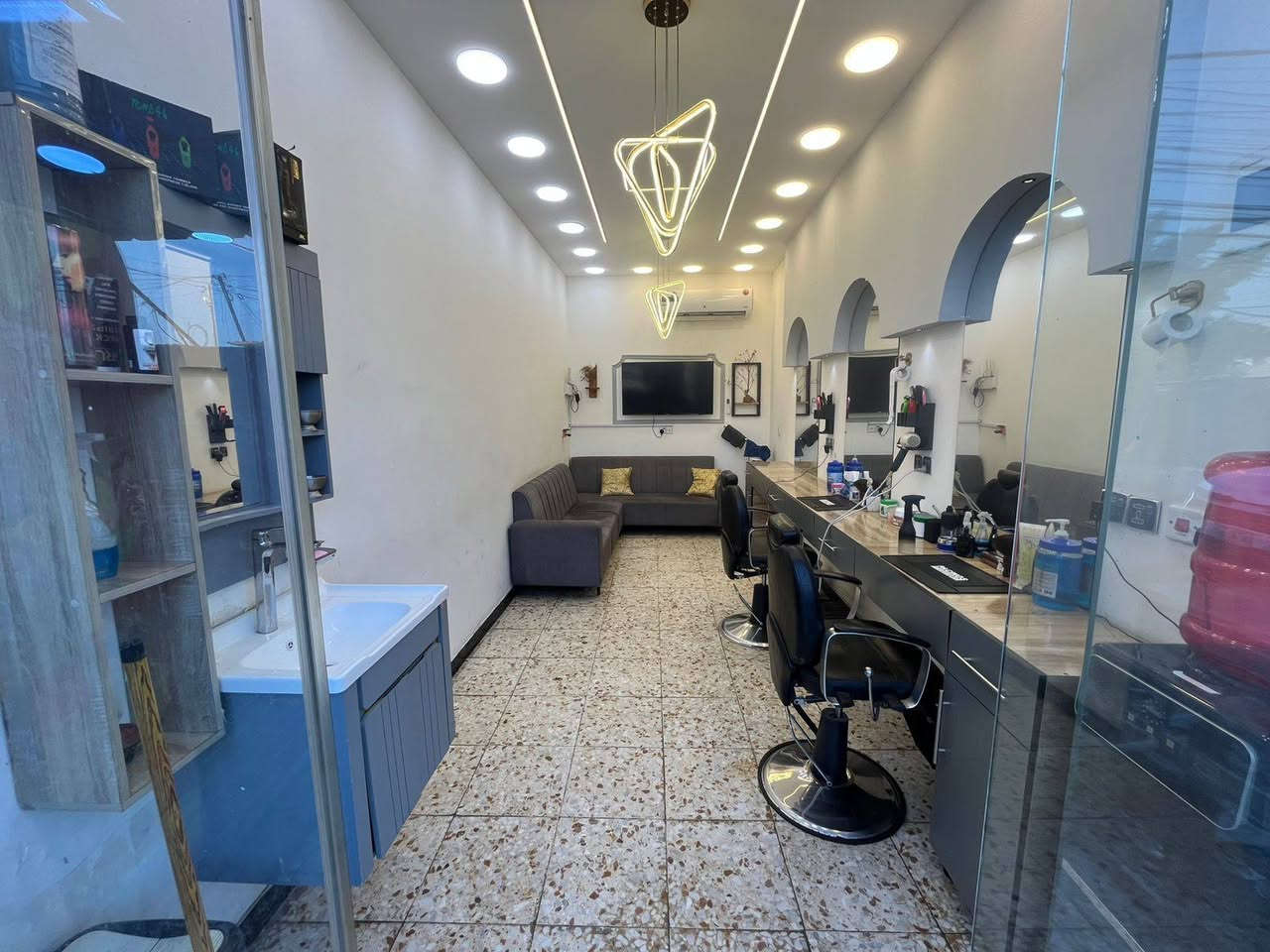 محل حلاقه شغال خير من الله للبيع لعدم التفرغ السريدات الجديده بصف ماركت البيت الصغير مقابيل مصور باريس
***********
