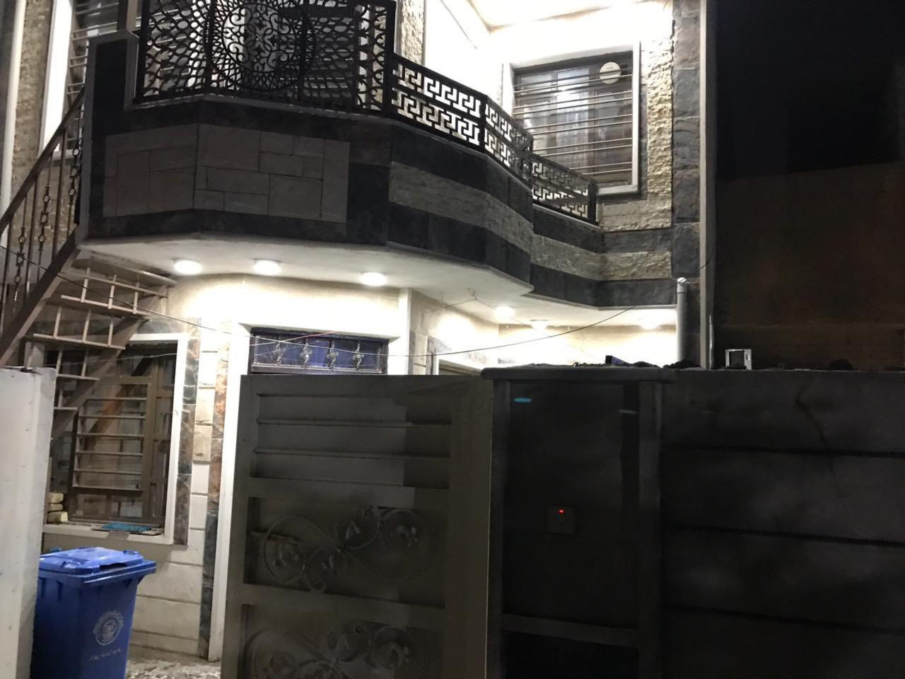 🏡بيت للبيع 📍في ضباط القاهرة في المنطقة المقابلة لمول القاهرة موقع جداً مميز وقريب ع الشارع العام مساحته ١٣٣م واجهة ٦ ونزال ٢٢ 

📌البيت يتكون من طابقين 
الطابق الثاني عبارة عن شقة معزولة بناء حديث تتكون من (صالة ومطبخ وغرفة وصحيات مع درج وباب معزول )
والطابق الارضي يتكون من (ثلاث غرف ومطبخ وصاله وهول 
وصحيات )

الاستفسار ع هذا الرقم

0773 239 4615
