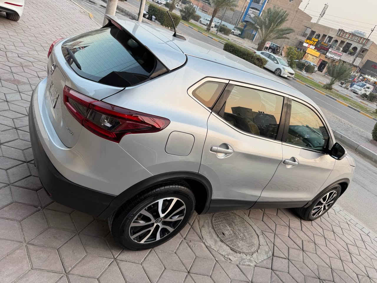 ‏السلام عليكم من رخصة الادمن المحترم 
 للبيع نيسان روج سبورت 2021 بغداد 
المواصفات 
محرك 2000 
فور ويل 
3 انضمة قيادة 
داخل جلد قرميدي 
ويل كب وتخم تاير 
رادار امامي 
رادار جانبي 
حساسات خلفية 
ماشية 62
شاشه وكار بلي 
لايت ليد 
بك لايت ليد 
تبريد ثلج  
تحكمات استيرن   
صبغ شبه عام وصور الحادث بلمنشور 
بدون ايرباك فقط البردة ودواخل وشاصي وراديترات بلادي  
السعر ( 128 ) ورقة وبيها مجال 
المنصور الداودي 
‏‭*********** بغداد, العراق
