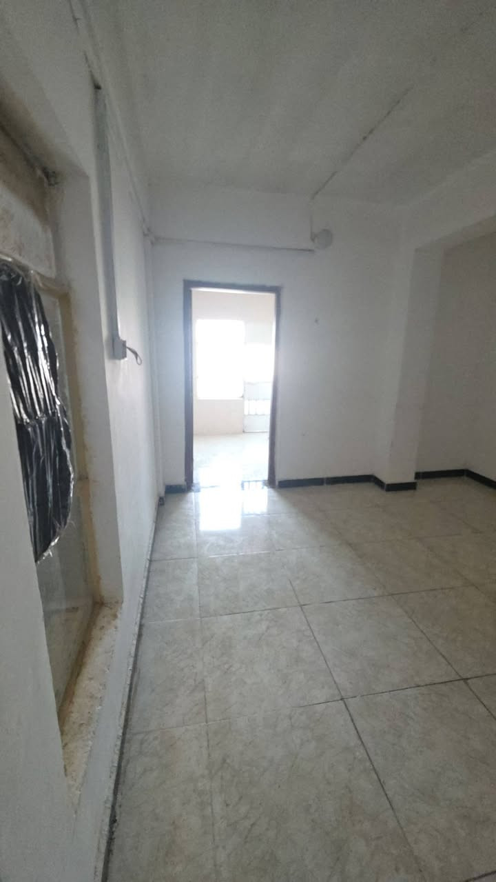 شقق للأيجار على الشارع التجاري مقابل معهد النفط طابق أول وليس ارضي وطابق ثاني
غرفتين+ صالة +مطبخ+صحيات
الايجار  حسب حجم الشقة والطابق 
350,000 
400,000
450,000
500,000

***********
