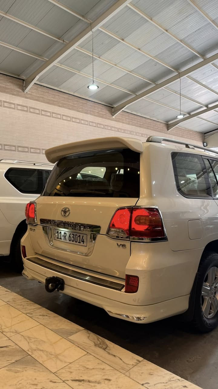 السلام عليكم لاندكروز 2013
بريم 
فتحة سقف 
شاشة 
تحكمات ستيرن 
لايت منضومه زينون 
بصمة 
كراسي كهرباء 
3 قطع تبريد 
6سلندر 
حساس امامي خلفي 
زراك لايت 
ثلاجة وسطية 
كراسي جلد 

السياره بيها بارد بل جاملغ عل كد 3 رصعات 
جديدة السيارة وكلش حلوه 

السعر 37،500 وبيها مجال بسيط 
مكان السياره بغداد 

***********
