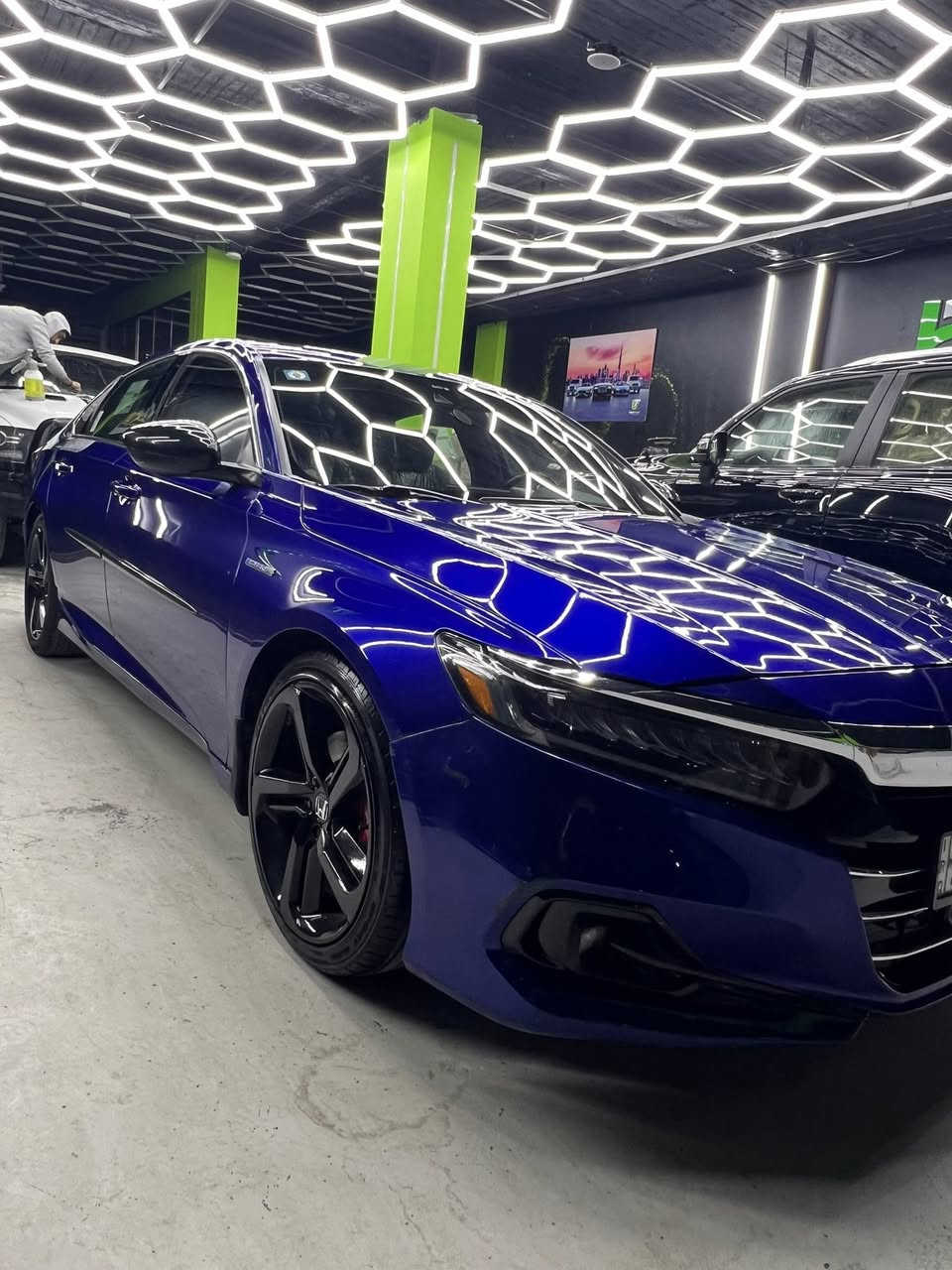 السلام عليكم 

…للبيع هوندا اكورد هايبرد موديل2022فئة السبورت 

✅السياره لون حبري مميز 
✅مواصفات السياره فول مواصفات 1/1عدا الفتحه
✅السياره ماشاء الله متعوب عليه ومال جناي 
✅ مبدل صدر امامي خلفي قبل سبوع 
✅بوليش ونانو سيراميك جديد
✅تخم تاير جديد السياره
✅السياره ربع دينار مذب عليها ميحتاجلها مصرف سنويه وهزة جديد
✅ مايل السياره 36 الف مايل وقابل للزياده
✅حادث السياره 4 قطع رش فقط 
✅السياره كير مكينه لغد صدر كفاله وضمانك الفحص بس براس الشاصي اليسار سحبه بدون كص بدون معجون

✅السعر بلاش 137 وبيها مجال بسيط وبالخدمه

✅تواصل واتس او خط ***********
