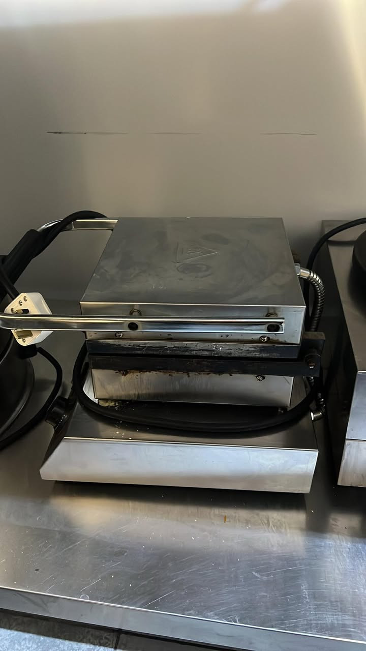 سلام عليكم غراض مطعم مستعملا للبيع
عارضات كيك العدد 2
كريل بركر منظدي 1
كدر كنتاكي 1
جهاز وافل 1
جهاز كريب 1
*********** اتصال
