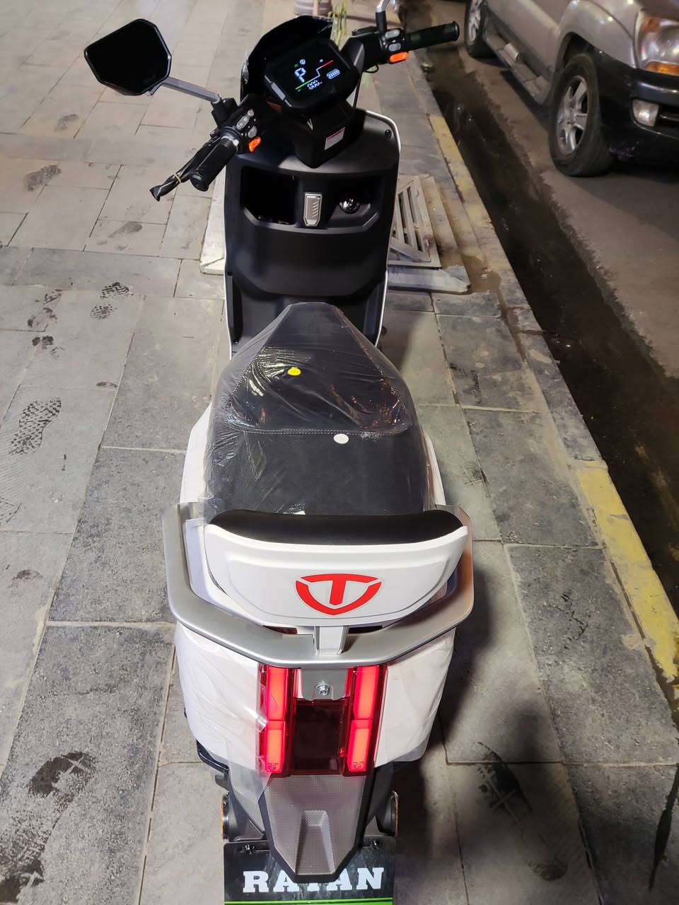 (مستخدم -) 🚨🔥 دراجة الريان RAYAN – وحش الكون من شركة TAILG العالمية 🔥🚨
📍 مستخدمة شي قليل جدا وضعية  الشركة – نظافة وكالة 💯

⚙️ المواصفات الفنية:
🔋 بطارية كرافين كاربون جل 35 أمبير / 72 فولت
⚡ محرك ملف 2000 واط – سرعة حقيقية 80 كم/س
🚀 مدى حقيقي 80 كم
🖐️ بصمة عدد 2 + تشغيل عن بُعد
🔒 جهاز إنذار ضد السرقة
🛑 بريك دسك + دهن ديلات هايدروليك ناعمة جداً
🪶 قيادة ناعمة ورزينة جداً على الطريق
💺 كشن سياحي واسع لشخصين + مساحة تخزين كبيرة تحت الكشن
🛞 إطارات 12 / 90 / 90
💡 إشارات LED أمامية وجانبية + إشارة رباعية
🔁 إمكانية الرجوع للخلف (R)
🔋 نظام TTFR لإعادة الشحن عند استخدام البريك
✅  البطارية 6 مسطرة 
السعر مليون و100 وبي مجال


**إذا كنت صاحب هذا الإعلان وتريد حذفه لأي سبب، رجاءا أرسل رسالة إلى الدعم الفني**