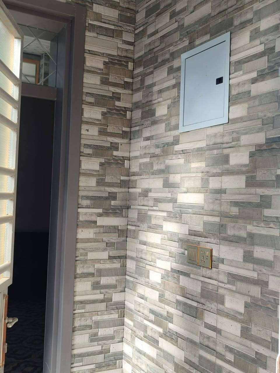 بيت للبيع
200 متر طابقين 
بي 5 غرف وكل غرفه تمتلك سويت 
ومطبخ حار وبارد وصاله وستقبال 
العنوان /حي جامعه شارع هدى سجاد
الرقم الاتصال /***********
