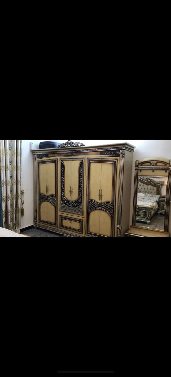 غرفه أخشاب كامله ست بوب خشبه ثقيل وقوي نضيفه بيه ملاحضات بسيطه براغي وسجه جربايه أخذته ٦٥٠ والدوشك وحده ٣٠٠ ألف انداج تركي طبقتين سبرنك درجه أولى فندقي  ابيعه ويا الدوشك ٥٥٠ ألف و بيه مجال رقمي *********** بغداد حي الجهاد

