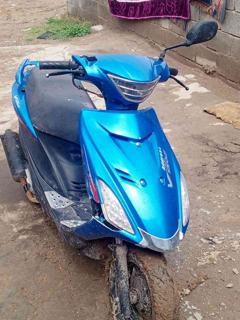 ال دراجه البيع سم دراجه دبسه صيني 
1-كفاله محرك نضيف
2-تشتغل بصمه وسلف ذني كفاله 
3-بس ردله باتري ،والهندر ملغي 
4-وسرعه ا ل درجه 140سرعته
5-هاذه رقمي بيه واتساب ***********
والسعر 300وبيه مجال
