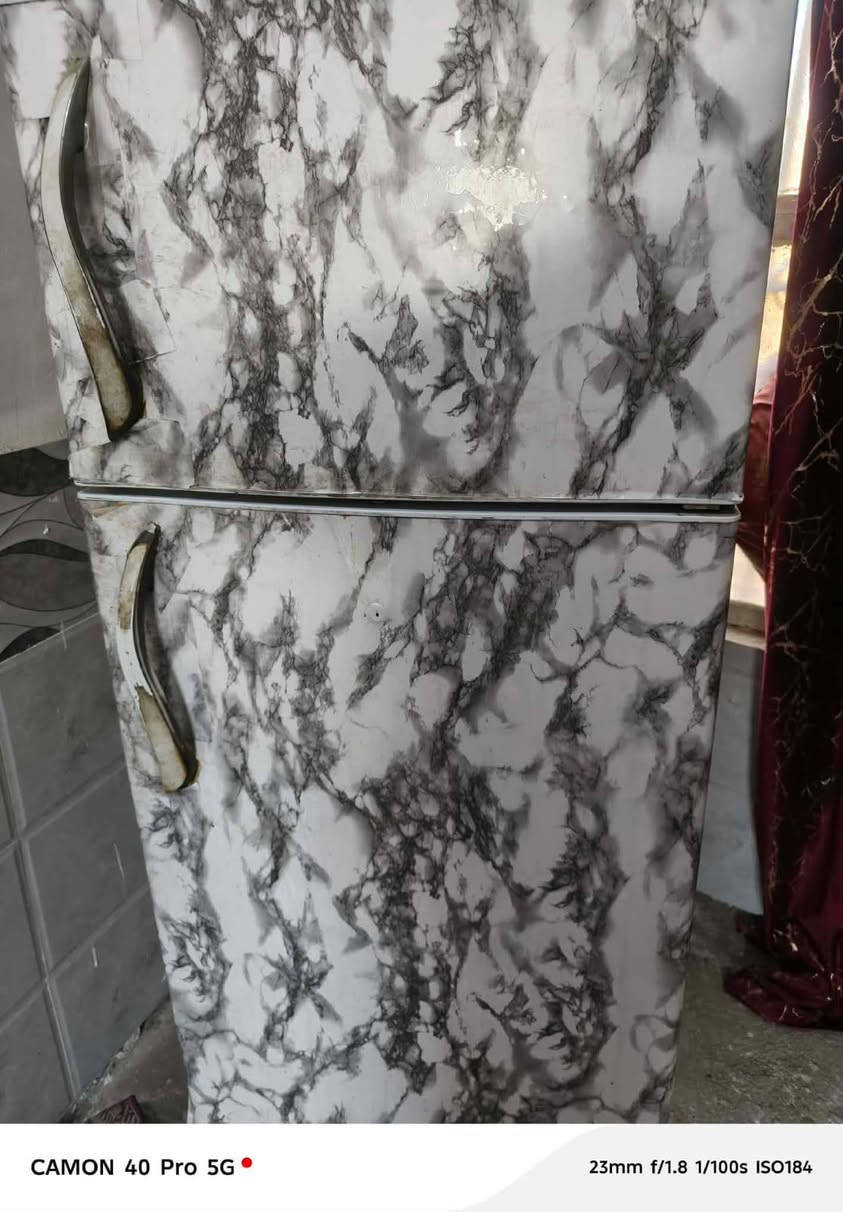 ثلاجه للبيع شغاله حجم كبير سعر 100 واتساب ***********
