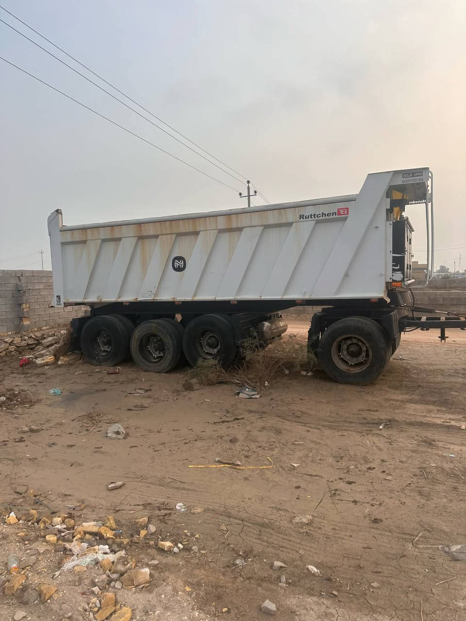 سلام عليكم للبيع مقطوره ابو داوود مديل 2022 بدي نضيف تخم براميخ ويلات الماني شاصي 16 دناكير 16 تايراته نص عمر  للاستفسار ع الرقم ***********
