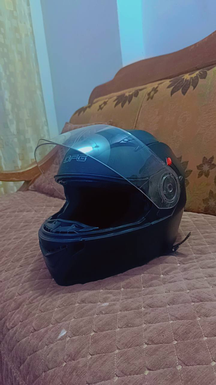سلام عليكم خوذة للبيع من شركة DFG تجي فج قلاب ونضارة شمسية وأماكن تهوية سعر 30 الف وبيها مجال رقمي *********** مكاني بغداد الحسينية الراشدية
