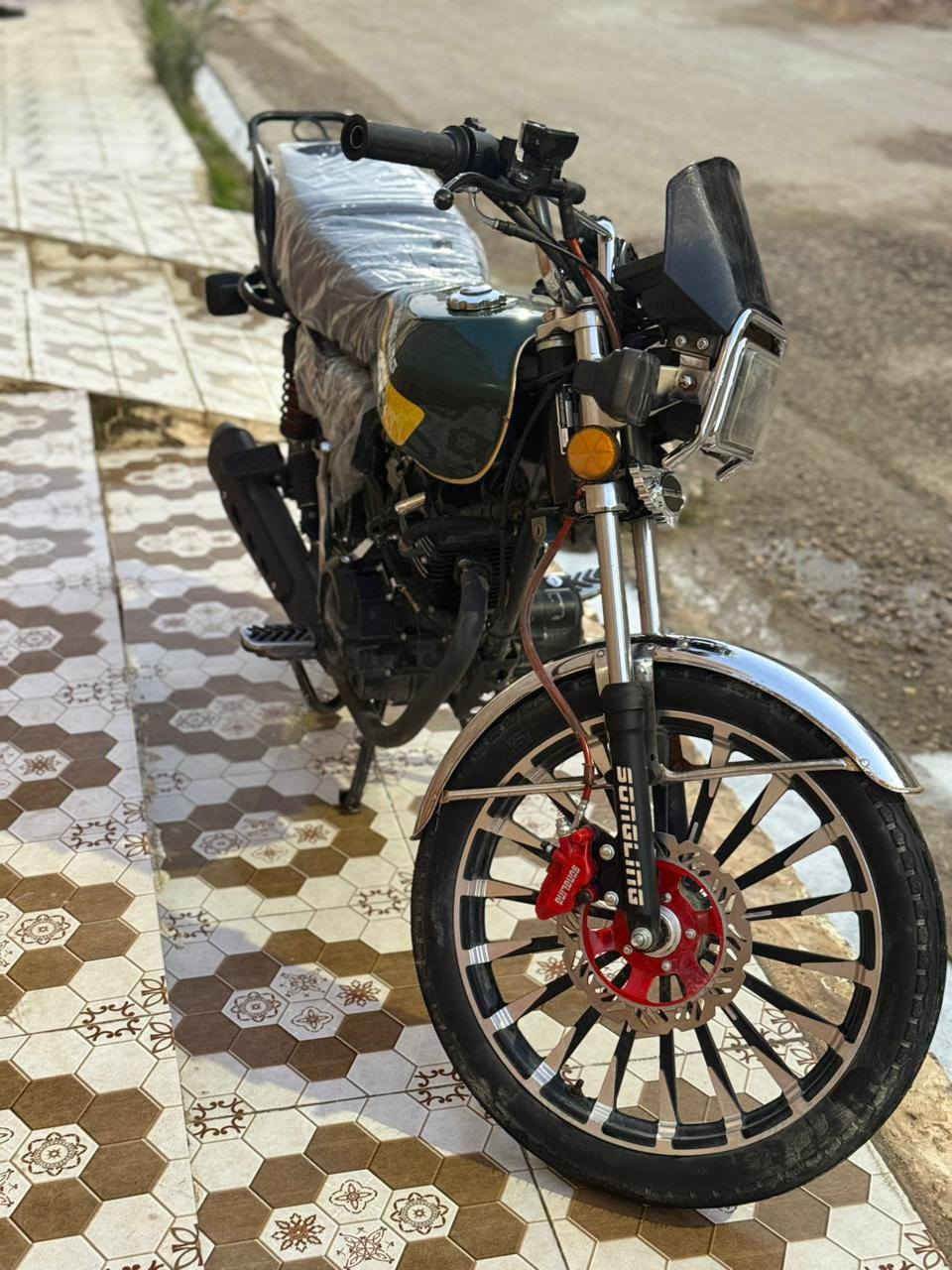 سفانه موديل 26 كفاله عامه اوراق ستنساخ دراجه جاهزه من كلشي بدون اي نقص شلعه ومعدل كهربائيات كله شغاله دراجه بعده جديده احلى من الصور مكينه ٢٠٠ cc  العنوان القاسم  السعر ٨٥٠ وبيه مجال بسيط  خاص  اتصال.    ***********
