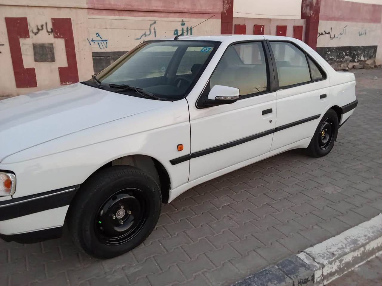 سلام عليكم سياره البيع بيجو 405موديل 12سنويه جديده رقم نكليزي باقي عل استلام مكفوله من الضربه والتبديل مكينه كير حداده تخم تاير سياره جديده السعر 42مكاني بصره ***********
