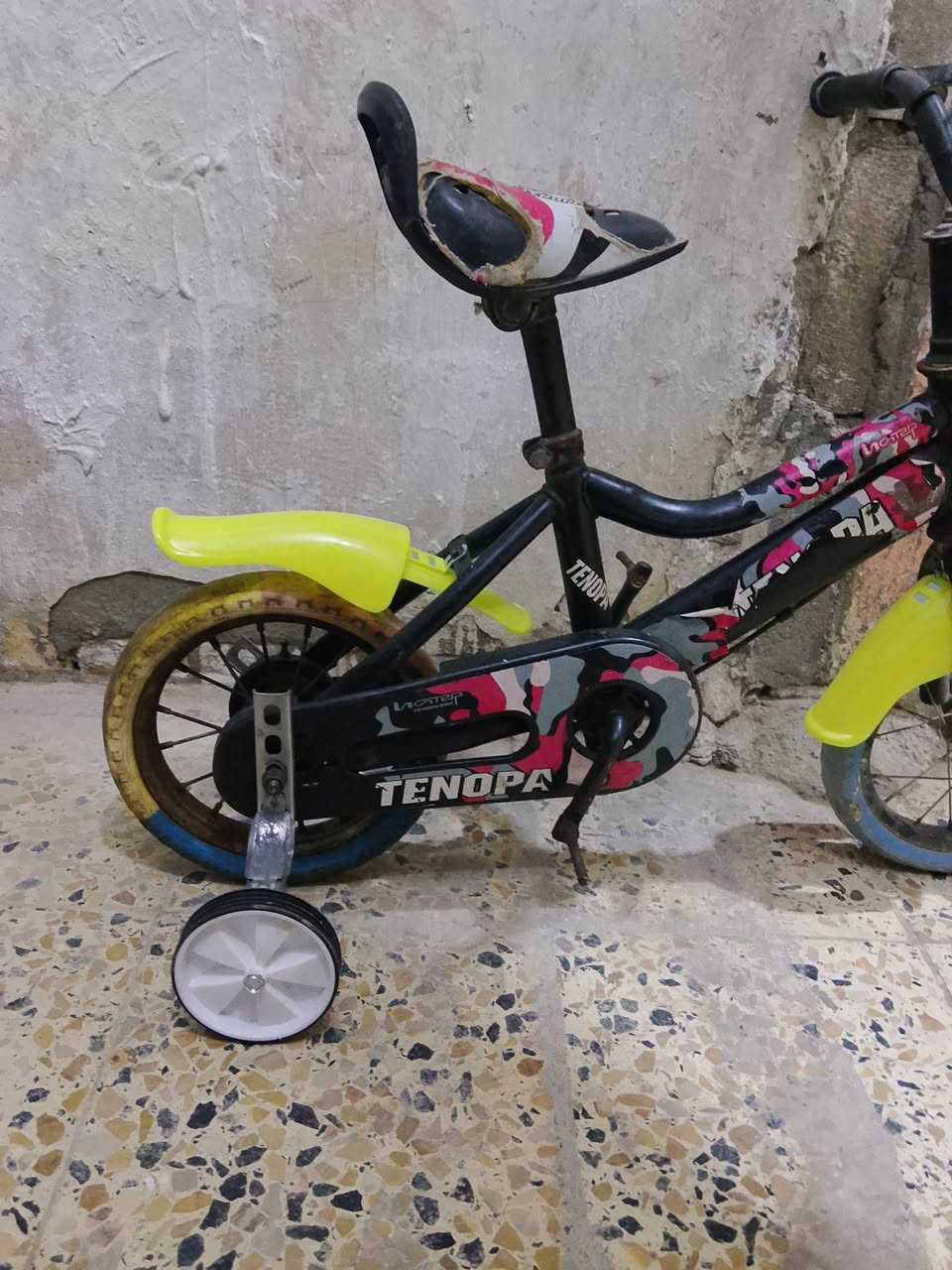 سلام عليكم باسكل البيع نضيف حجم 12 كامل وكلشي ما نقصه مكاني ناصريه حي اريدو سعره 30 رقم ***********
