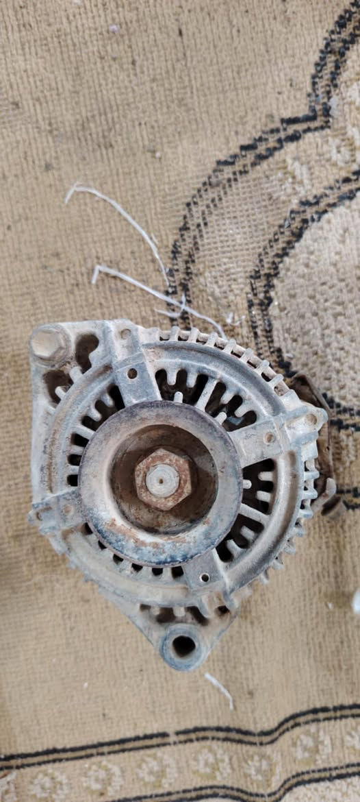 السلام عليكم جميعاً 
عندي غراض بطه مكينه ثنين ونص شغالت  
سلف 
دينمو
مروحه  
ظفيره 
مسطره 
قايش 
ثلاجه 
السعر كل 250.  رقم الهاتف ***********
