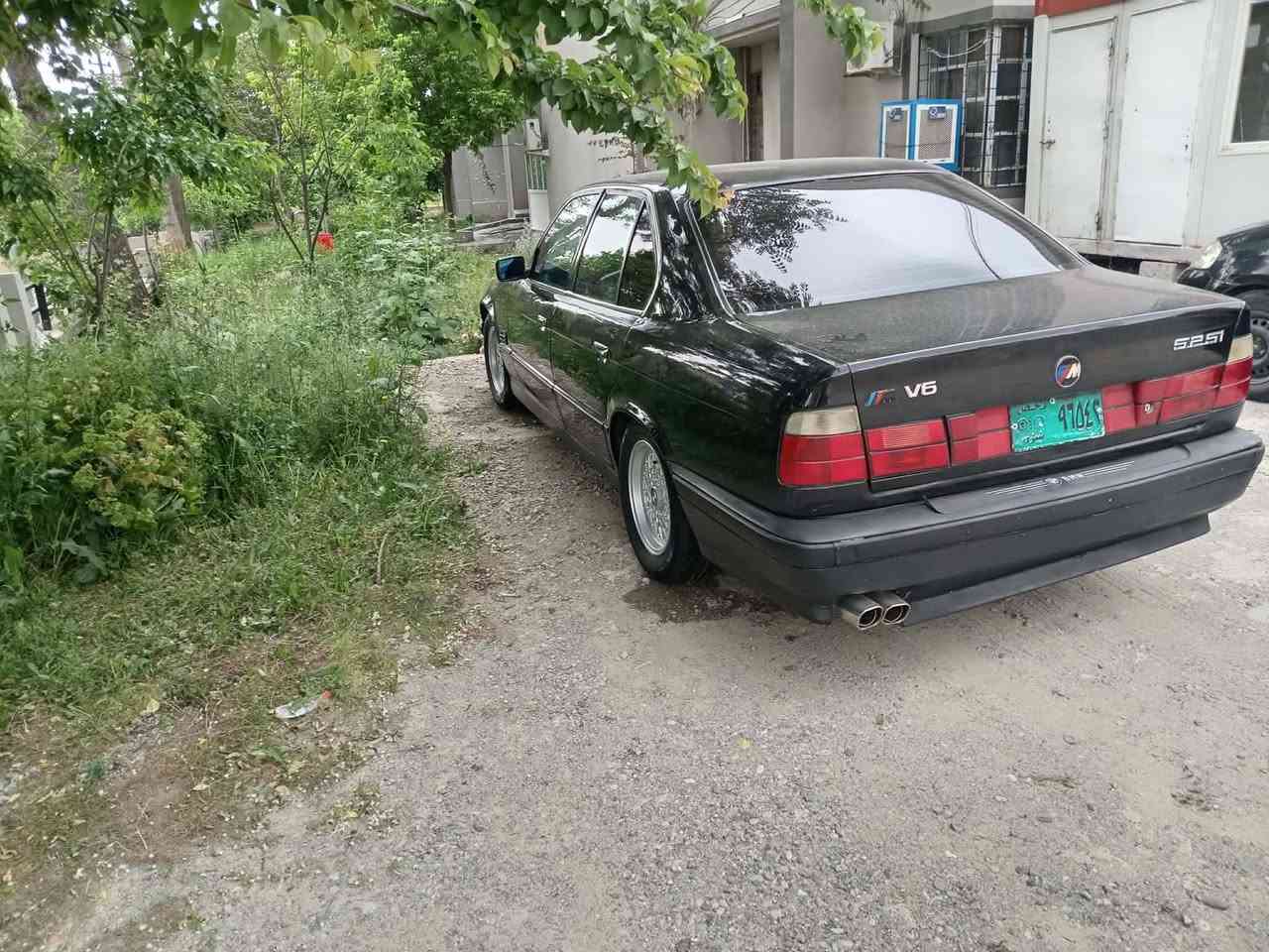 بەناوی خودا
BMW  525 

ئاڕم پلاستیک دهۆک
مۆدێل 1991 
گێڕ تۆماتیک..

کامل سێرفس 
بۆ مەسروف مەپرسە
ڕاست بڕۆ لێخوڕە

نموونە لەجوانی 
ئەتوانم بڵێم بە تەحەداوە لەو مۆدێلە نیە ئاوا جوان و ڕێک مابێتەوە....

525
مەکینە کەپس تاک دیجیتاڵ

قەپات مواسەفات بێ سڵایت
ڕەشی قەتران
چوار جام کارەبا
قوفڵ مەرکەزی
قوفڵی سندووق 
چوار تایە و ویلی حەسیری سفر
 پێش و دوای 𝝡
دەبڵ تازە
پێش و دوای تازە داگیراوە
هایدرۆ لیک تازە گۆڕاوە
ساڵانسایەکی تازەی لەسەرە

سەیارەی ماڵە 
تێل بۆ خاوەنی بکە تەنیا بۆ نرخەکەی
لەهیچی تر مەپرسە....
***********
تەنها فرۆشتن 
تەنها تێل

تکایە ماڵی من نیەو جوابی نامە نادەمەوە....
