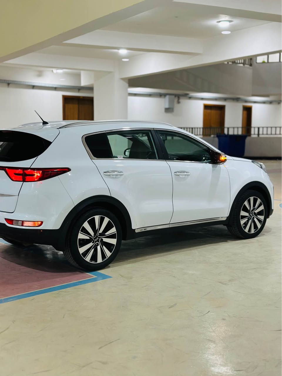 سلام عليكم 
كيا سبورتج خليجي مديل 18(ماشيه 84)
رقم اربيل دولي سنويه هزه جديده
تحويل او وكاله بشرط،
 كفاله عامه ضربه صبغ تبديل بارد 
حساسات اماميه خلفيه 
شاشه تاب كامره خلفيه 
مري شفط،
داخل حمصي 
مكينة دوش 2000
مكان سياره بصره 
طويسه قرب محطه وقود ⛽ 
لارسا
ه/*********** البصرة, العراق
