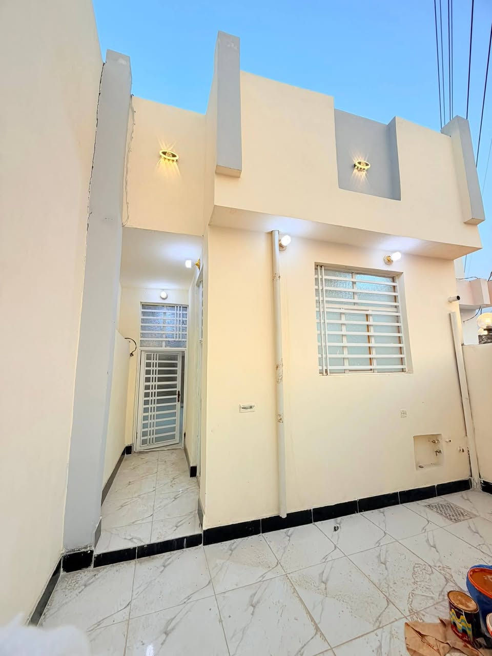 المساحه 80 متر  
💰 السعر: 28 مليون (قابل للتفاوض)
🏗️ البناء: طابوق  جمهوري
🏠 الأساس والسقف: صب كونكريت مركزي 

مواصفات البيت:
✅ غرفة نوم 1 🛏️
✅ أستقبال 
✅ صالة 🛋️
✅ مطبخ 🍽️
✅ صحيات 🚿

الخدمات المتوفرة:
🔹 ماء 💧
🔹 كهرباء ⚡
🔹 شوارع مبلطة 14 متر  🚗
🔹 مدارس قريبة 🏫
🔹أنترنيت ضوئي 
🔹 خط مولده 
📍 الموقع: النجف – حي ميسان، شارع الزوار 
خلف سكلة الكرعاوي
📜 طابو زراعي (إقرار محكمة)

📞 للتواصل: ***********

(ملاحضة ) متوفر لدينا كافة المساحات والدور  ألسكنية وعرصات 
وأراضي زراعيه
