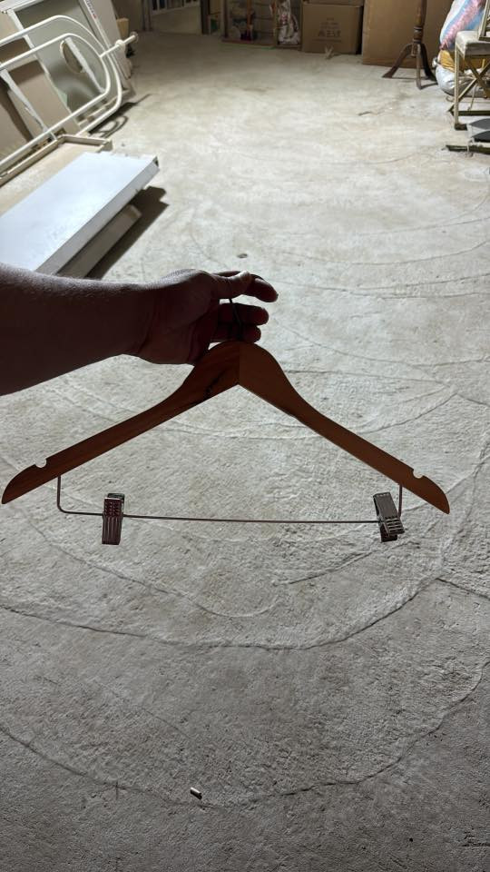 السلام عليكم 
اخوان عندي ديكوارت مال مجمع كامل تشمل (دنك لون اسود .سيات .هوكات تعليك ملابس .رفوف ميز كاشير ، فاترينات. تعلاكات ملابس خشبيه وبلاستك عندي ) كله اخو الجديد وبنص السعر ابيعلك خابرني وتدلل مكاني حله شارع الجمعيه ***********
