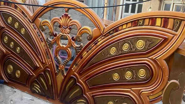 ميز مرايه مع تاج جربايه لبيع
السعر ١٥٠ وبيهن مجال 
*********** 
مكاني نجف حي الميلاد
