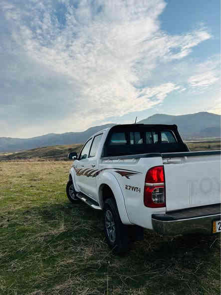 پیکاب مەرزیە ٢٠١٤ فول مواسەفات هەمو گیانی بەشەرت بێ سبوغ بێ سارد یەک دینار مسروفی تێدانیە تەزرەی نیە تەنها دەعامی پێشەوەی پەمپە بێ دەعم و بێ ناو گرتن رەقەم باریک رەقەم هەولێر سەنەوی تا ٢٠٢٩ تازەیە تحویل وەکالە غرامە بەشەرت سپێری دانەبەزیوە مەکینەی نەکراوەتەوە گێر مەکینە ئەکسل بەشەرت هەمو گیانی لەسەر دەقی شەریکەیە ٢٢٧ هەزار کم رۆشتوە سیارەکی تێر مسروف بێ عەیب بێ کێشە. سعری ٢٢٠ وەرەقە ژ.م *********** سوران
