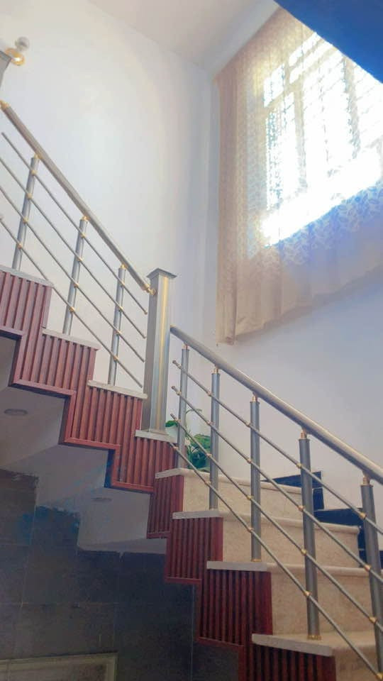السلام عليكم مكلف بالنشر بيت للبيع لمساحه ١٠٠متر منطقة حي لكوفه علاوي لسمر مقابل لبانزين خانه قريب عل شارع لعام لبيت بناء جديد كله مرمر ومثل ما موضح بالصور واي استفسار هاذ رقم صاحب لبيت /*********** وبي واتساب
