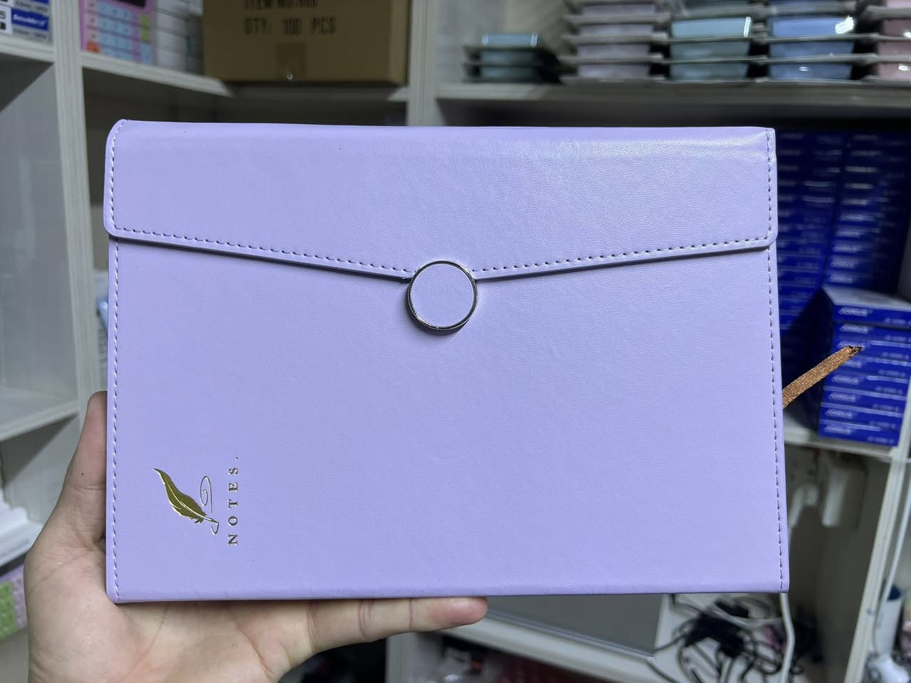 دفتر ملاحظات B5 😍😍
100ورق

كود:778-A18
عدد كارتون:60
سعر كارتون:
سعر درزن:
_________
***********
***********

https://t.me/zanyar2stationery
