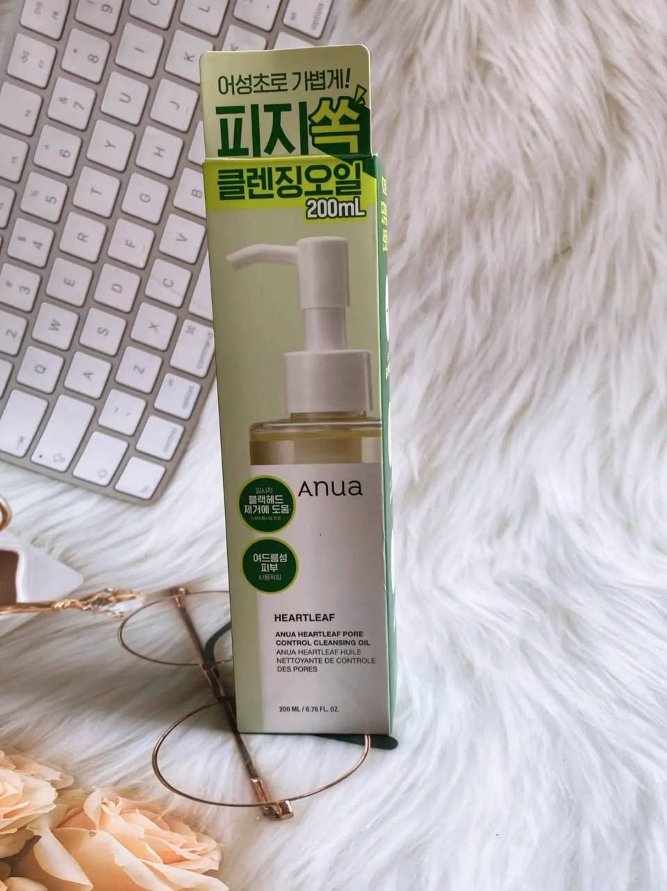 غسول أنوا الزيتي (ANUA Heartleaf Pore Control Cleansing Oil)🧴🌿

 
 المنتج هو زيت منظف كوري مشهور بفعاليته في تنظيف المسام بعمق وإزالة الرؤوس السوداء والمكياج.🌿

فوائد ومميزات الغسول تنظيف المسام والرؤوس السوداء: يعمل على إذابة الدهون الزائدة والشوائب العالقة داخل المسام، ويساعد في التخلص من الرؤوس السوداء والبيضاء.🧴

إزالة المكياج: يذيب جميع أنواع المكياج بفعالية، بما في ذلك الأنواع المقاومة🤍

 للماء.مكونات مهدئة: يحتوي على مستخلص نبات الهارتليف (Heartleaf) الذي يساعد في تهدئة البشرة المتهيجة وتقليل الاحمرار.مناسب لجميع أنواع البشرة: تركيبته خفيفة وغير سادة للمسام (Non-comedogenic)

، مما يجعله مناسباً للبشرة الدهنية، والمختلطة، وحتى الحساسة.ترطيب البشرة: يحتوي على زيوت نباتية مثل زيت الجوجوبا وبذور العنب التي تحافظ على رطوبة البشرة ولا تتركها جافة بعد التنظيف.

حجم 200 مل.. 

منشأ.... كوريا   🇰🇷

توصيل لجميع المحافظات 4.


**إذا كنت صاحب هذا الإعلان وتريد حذفه لأي سبب، رجاءا أرسل رسالة إلى الدعم الفني**