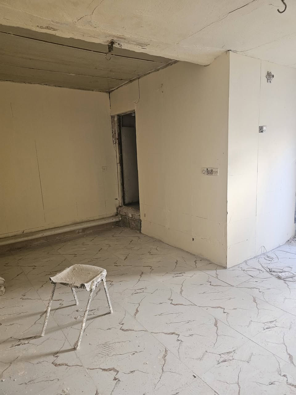 السلام عليكم بيت في حي الزهراء مساحته 100واجه 10يحتوي البيت على غرفتين نوم وصاله واستقبال بيت شوفت عينك قريب على شارع المخازن الي مقابيل حي الكوفه ستفسار خاص سعر 21وبي مجال ***********
