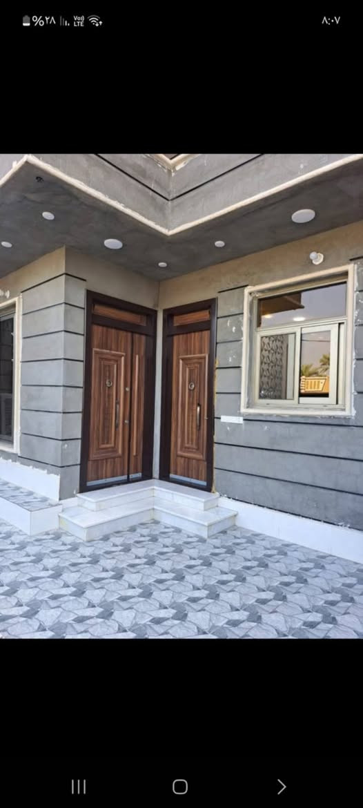 للبيع بيت طابقين طابو صرف ٧ نيسان من جهه الكليه ١٥٠ متر واجه عشره وبي فضله خمسين  متر يتكون من ٤ غرف وصالات ٢ واستقبال ومطبخ بناء طابوق أحمر معروض في مكتب النوارس للعقار اي استفسار راسلني خاص ***********
