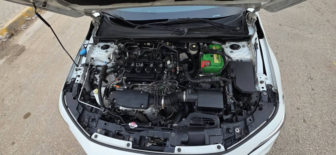 🌟 هوندا سيفيك تورينك 2022 (Civic Touring) - مواصفات خاصة ونادرة 🌟
​ (أعلى فئة بالشركة) موديل 2022، بحالة ممتازة ومواصفات نادرة جداً.
​📋 أبرز المواصفات:
​المحرك: 1500 توربو (1.5L\ \text{Turbo}) - يجمع بين القوة الرياضية والاقتصاد العالي بالوقود.
​اللون الخارجي: أبيض ملكي مميز.
​اللون الداخلي: أصفر (كراميل) - نسخة نادرة جداً ومميزة، تعطي السيارة فخامة داخلية استثنائية وتختلف عن السائد.
​الصالنصة: دبل صالنصة خلفية (جناح ومظهر رياضي بلادي).
​✨ مواصفات فئة الـ Touring (فول مواصفات):
​شاشة عدادات رقمية بالكامل بحجم 10.2 إنش.
​شاشة وسطية كبيرة تدعم Apple CarPlay و Android Auto (لاسلكي).
​نظام صوتي فاخر من شركة Bose (12 سماعة صوت نقي جداً).
​منظومة الأمان الذكي Honda Sensing (رادار أمامي، تفادي اصطدام، تحديد مسار، مثبت سرعة تفاعلي).
​فتحة سقف، كراسي جلد كهربائية، شاحن لاسلكي للهاتف، وتشغيل عن بعد.
🔥​الأضرار والحالة العامة:
​الحادث: بنيد فقط +(طخه باب عكس السايق بسيطه هنا بالعراق ترجع على البارد ).
​الإيرباكات: [ راجعه سستم ].

​📍 الموقـع: [ بغداد 
💵 السعـر: [ 142 ] $ (قـابل للتفاوض البسيط)
📞 ***********
