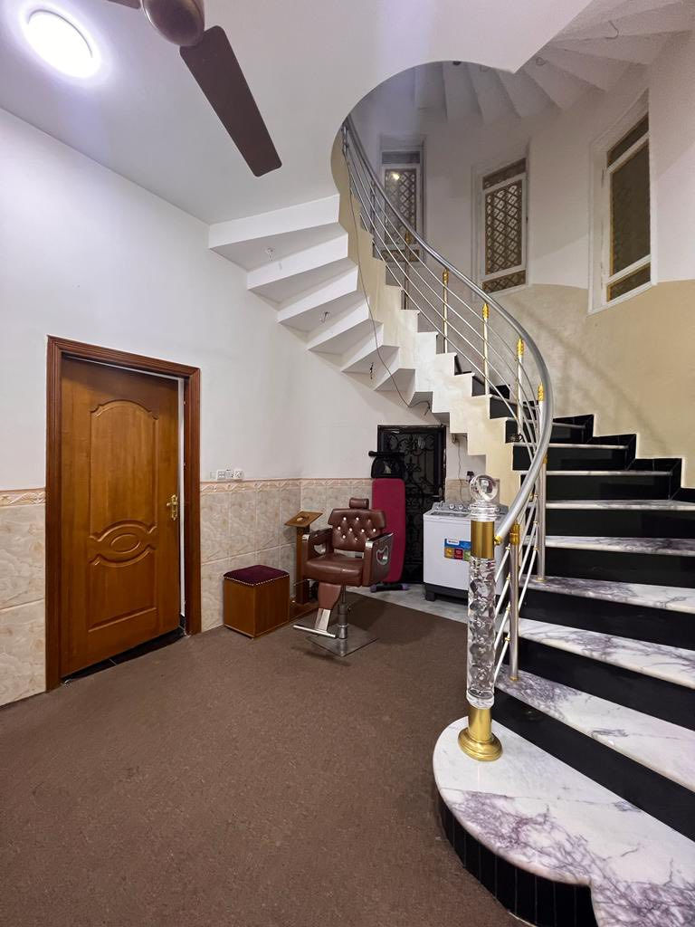 السلام عليكم 
✅بيت في ياسين خريبط
مساحته 200 متر
بناء 2022 حديث
موقعه بصف الركن بناء طابوق
يحتوي. على غرفتين نوم  وستقبال وهول ومطبخ وحمام طابق الارضي و الطابق الثاني سويت مكون من غرفتين وصاله وحمام و اسويت ثاني مكون من غرفه وصاله وحمام 
للاستفسار : ***********
.
.#عقار_للبيع
