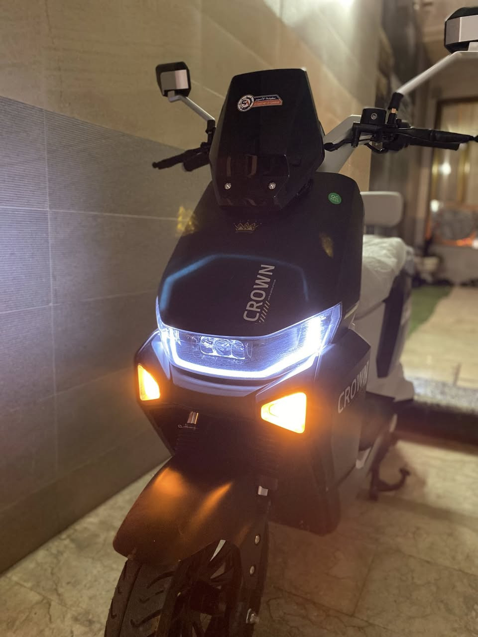 سلام عليكم عيني هاي الدراجه شحن الاسم كراون ملف 2000نحاس بطاريات سته مصطره سرعه 80الدراجه خير من الله بس بيها شخوط بصيطه وسكليتر طاك الدراجه مستعلمه شهر واحد ومتروكه ألون اسود طافي  والداخل اكريمي السعر 700 وبيها مجال بصيط العنوان الكاضميه التواصل على هاذه الرقم   ***********
