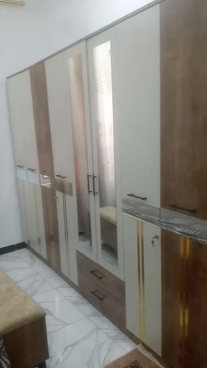 السلام عليكم غرفه خشاب للبيع نظيفه مستعمله شيء بسيط المكان السماوه قضاء الوركاه سعر 650 بيها مجال للطيبين لان الغرفه جديده ***********
