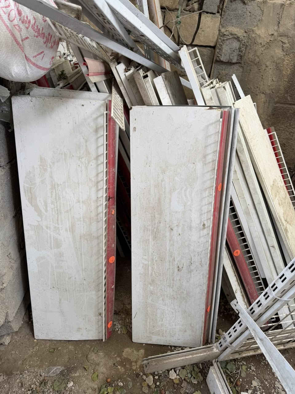 رفوف تزكام العدد 50كاملات وسفينه كامله أبيع شلعه وحده السعر 400وبيه مجال قليل الرقم ‭0770 435 3359‬
