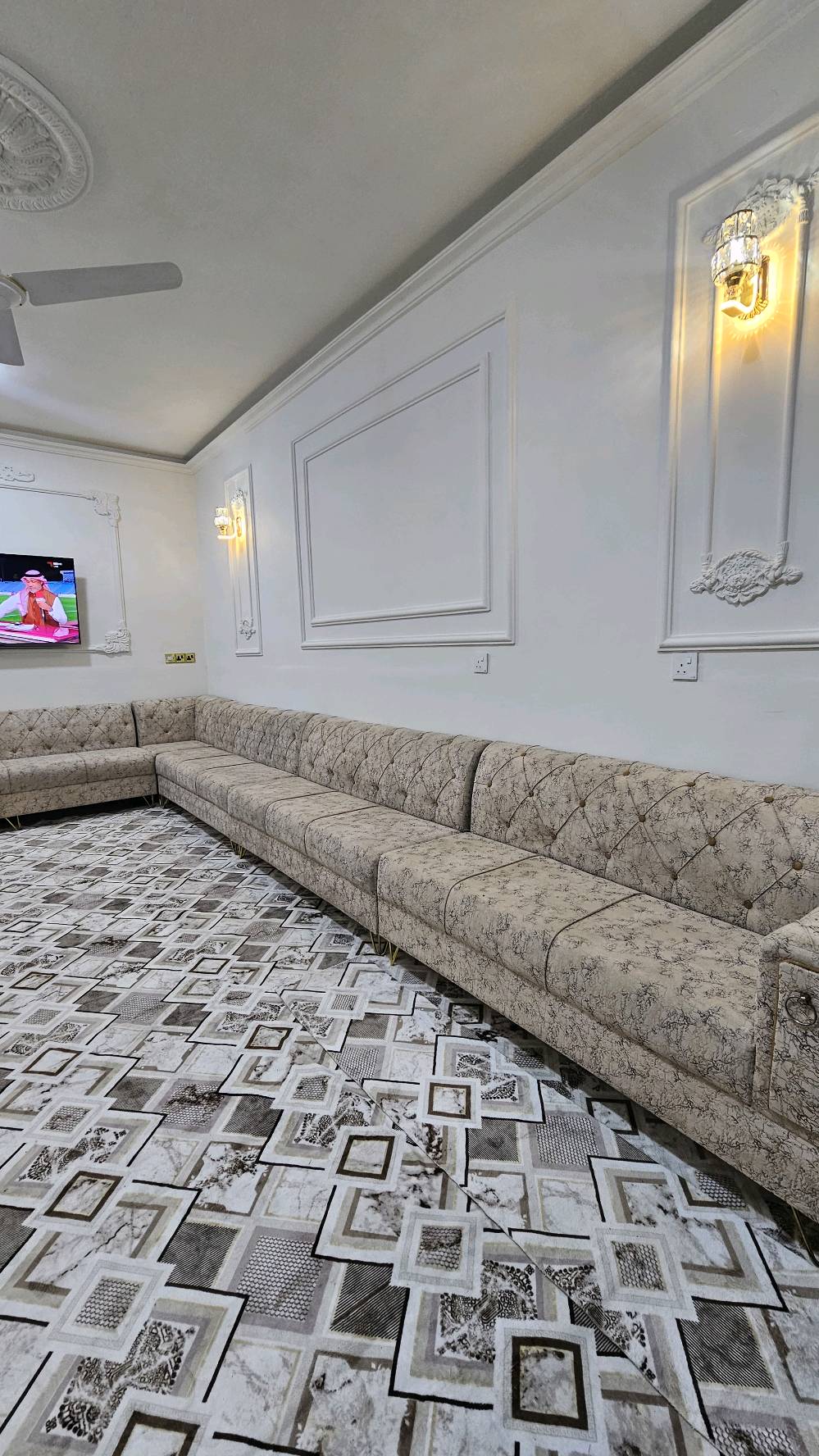 للبيع  – تخم استقبال عربي بحالة ممتازة:
يُعرض للبيع تخم استقبال عربي كامل بحالة ممتازة جداً، استعمال نظيف ومحافظ عليه بعناية.
القماش فاخر وعالي الجودة، الحشوة متماسكة ومريحة ولا يوجد أي هبوط أو تلف.
التصميم أنيق وفخم  مناسب للاستقبالات الكبيرة ومجالس الضيوف.
التخم كامل (شكل U) مع الوسادات، وجاهز للاستخدام فوراً بدون أي مصاريف إضافية.