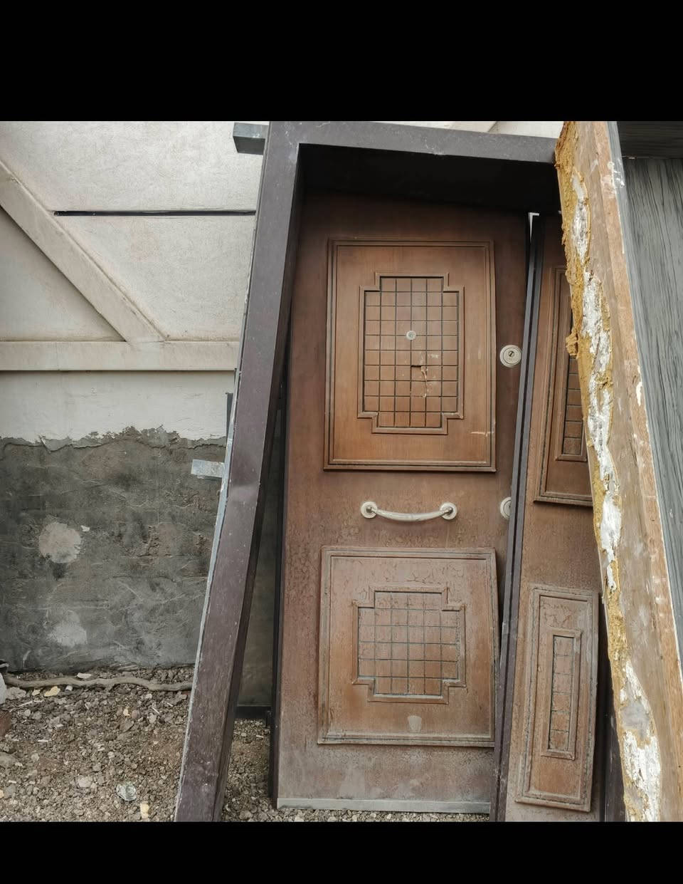 يوجد ابواب وشبابيك للبيع باب المنيوم ابو الجام باب +طلاكتين خشب 3 اشكال +شبابيك المنيوم جام سلايت حديثه +باب مطبخ طبك مع شباك +كل الغراض نظيفه للاتصال***********
