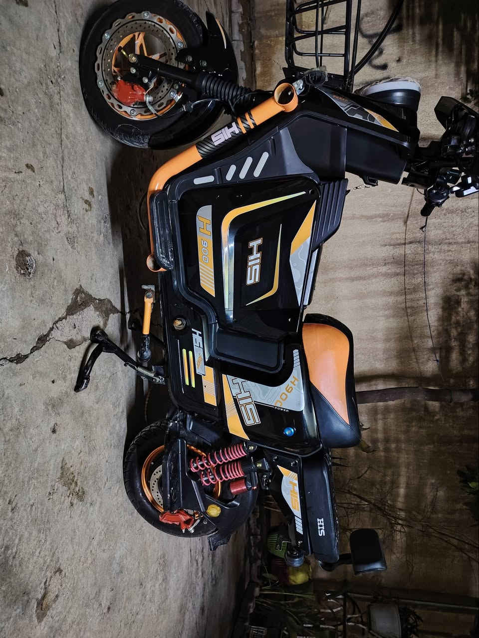 ماطور شحن موديل 2025 اربع سرعات السرعة ١٠٠ خمسة بطارية نظام بك يرجع اخو الصفر شرط الفحص مستعمل شي قليل السعر ٤٥٠ وبيها مجال لشراي مكاني كركوك حي العسكري *********** وتساب ***********
