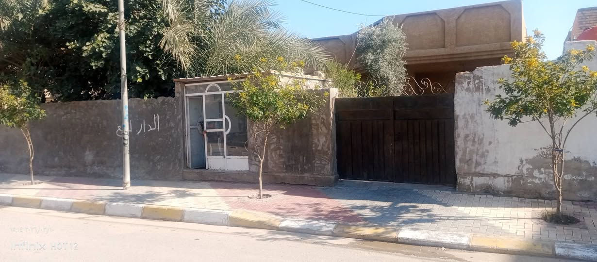 السلام عليكم بيت للبيع كربلاء طويريج ناحيه الخيرات شارع المستوصف المساحه الكليه
390
 البيت متكون من استقبال 9×4
الهول 7×5
المطبخ 4×5
مرافق وحمام داخلي  
2 غرف 4×5
=مشتمل يحتوي على غرفه ومطبخ 4×5 وصحيات 
وحديقه 150 
تحتوي الحديقه على محل وصحيات خارجيه للاستفسار ..اتصل .***********
