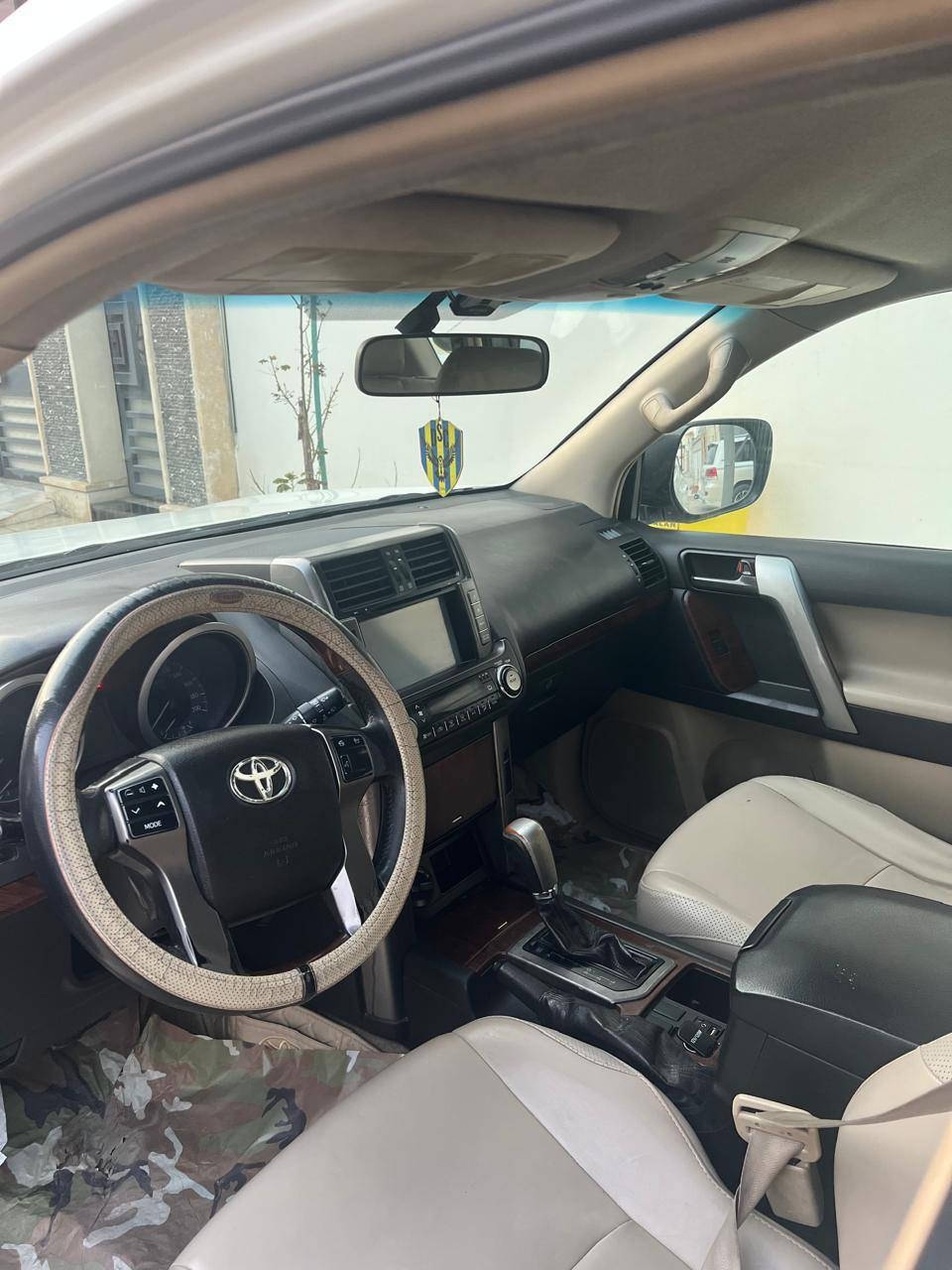 فول مواصفات 1/1  يعني مايحتاج اعدد 

شاشة 

تحكمات ستيرن 

نظام اقتصادي بيها فول فول 

7راكب 

محرك كير كله بشرط تفحص على راحتك شرط سونار 

سنويته 2027

 

سعر 220$ بيها مجال للشراي 

*********** او واتساب 

مكان سيارة موصل
