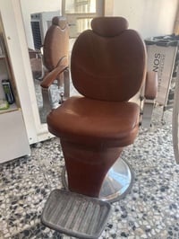 غراض حلاقه للبيع محل كامل فاترينات مرايه عدد2 فاترينا غراض عدد 1 كراسي...