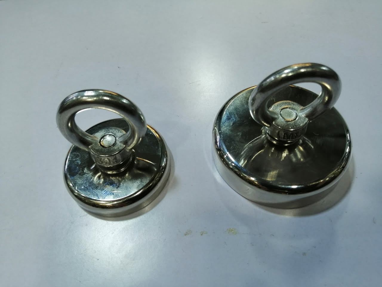 عدة أنواع من مغانط النيوميديوم و المغانط الأخرى، متوفرة لدينا حاليا ،مع وجود خدمة التوصيل للمحافظات كافة، حارث العزاوي *********** فايبر واتساب، بغداد شارع الرشيد ،باب الأغا ،مقابل سوق الصفارين
