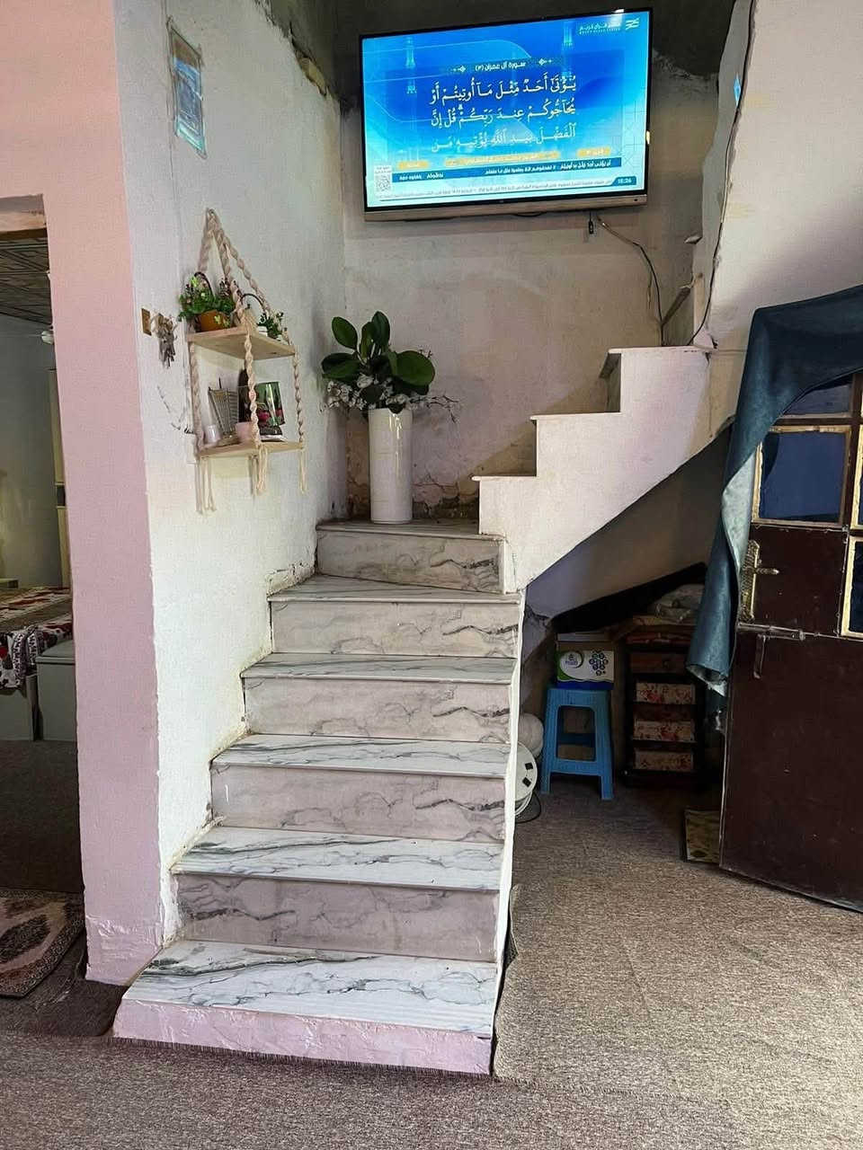بيت للبيع المساحه 100متر مربع ركن يحتوي عله استقبال وغرفه نوم. وصاله ومطبخ شارع  المطار مقابل قريه الغدير عمود 282 شارع المطحنه المنطقه خدمات كامله مدارس مولده انترنيت ضوئي 
***********

