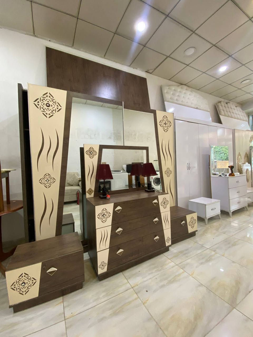 غرفه نوم كامله 5 قطع مستخدمه نضافه100/90 للتواصل على الواتس فقط يوجد توصيل على جميع العراق @إشارة 
***********
