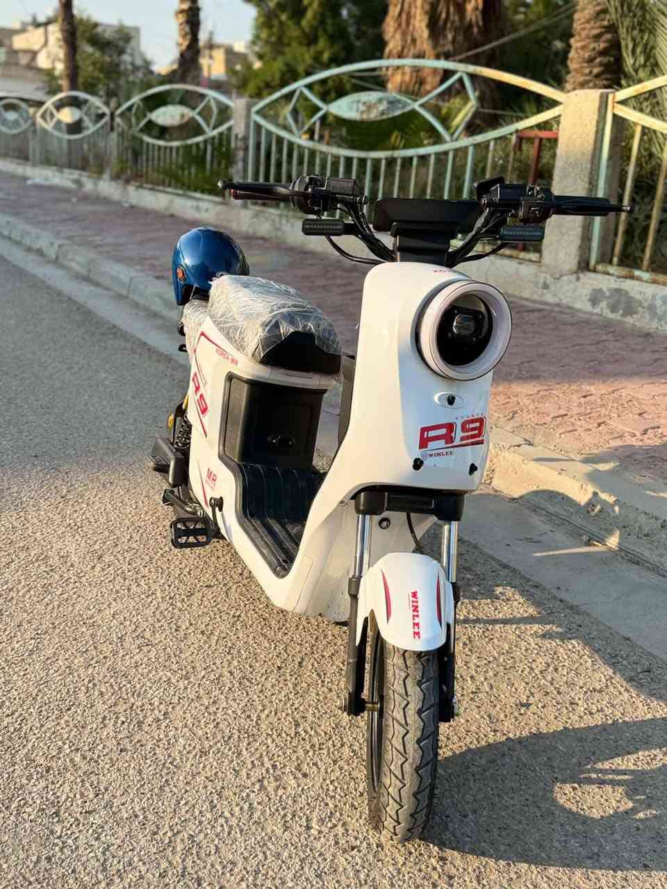 R9 للبيع نضيفة كلش
دراجة استخدام قليل باتريات جدد فول مواصفات سرعتها 109 

سعرها 450 وبيها مجال
*********** متواجد واتساب
