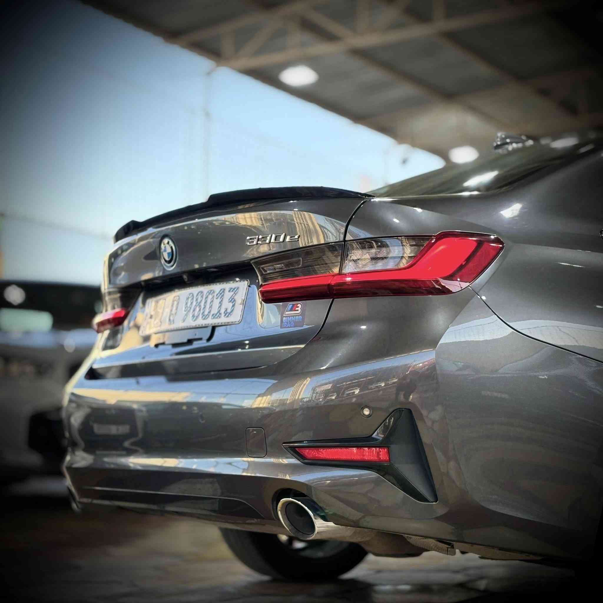 السلام عليكم
BMW 330e plug in hybrid 
موديل 2022 رقم بغداد
ثلاث وضعيات قيادة (بانزين / هايبرد / كهرباء)
ماشية 45الف 
المواصفات : 
شاشة 
تدفئة كشنات 
ميموري سيت
لدات داخليه 
فتحة سقف 
داخل جلد اسود 
صندوك كهرباء رادار امامي وجانبي وخلفي 
وبقية المواصفات معروفه 
حادث السياره صبغ دعاميه اماميه مع بارد بسيط بدايه البنيد من  اليسار مع رصعه محسوبه بجاملغ  صور الحادث موجوده مع السونار 
بدون ايرباك بدون دواخل 
السياره نظيفه جدا متحتاج اي مصرف صفر مسج
مكان السياره البياع او حي الجهاد الاطباء 
السعر 240
موجود واتساب  ***********
