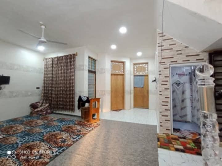 دار للبيع 
شارع 30 الورديه قرب اسواق النافعي قرب الملعب الخماسي 
--------------------------
الماسحه// 200 م طابو ملك صرف رقم العقاري 4274
 المواجهة//10 م 
النزال// 20 م  
----------------------
الطابق الارظي 
غرفتين نوم وصاله وهول ومطبخ + مجمع صحيات عدد2
و كراج سياره + حديقه 
--------------------------
الطابق الثاني 
غرفه نوم + مجمع صحيات 
مطلوب اسكان 40 مليون 
السعر 160 مع المجال للاستفسار خاص او   ***********
