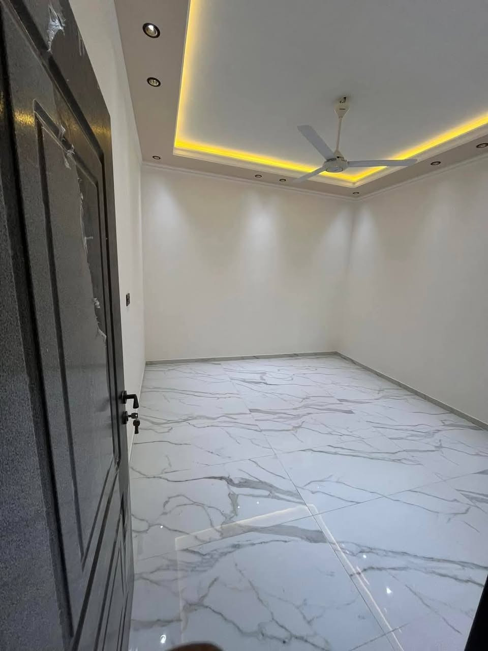 دارللبيع بناءحديث طابوصرف الاعظميه مساحه ١٠٠مترواجهه ٤ونزال ٢٥ يحتوي الدار على كراج يتسع إلى سيارة وصالة ومطبخ معزول وهول داخلي وخدمات وغرفه نوم والطابق الأول يحتوي على ثلاث غرف نوم وخدمات العنوان حي القاهره المعلمين قرب أسواق حيدر للاستفسار ***********
