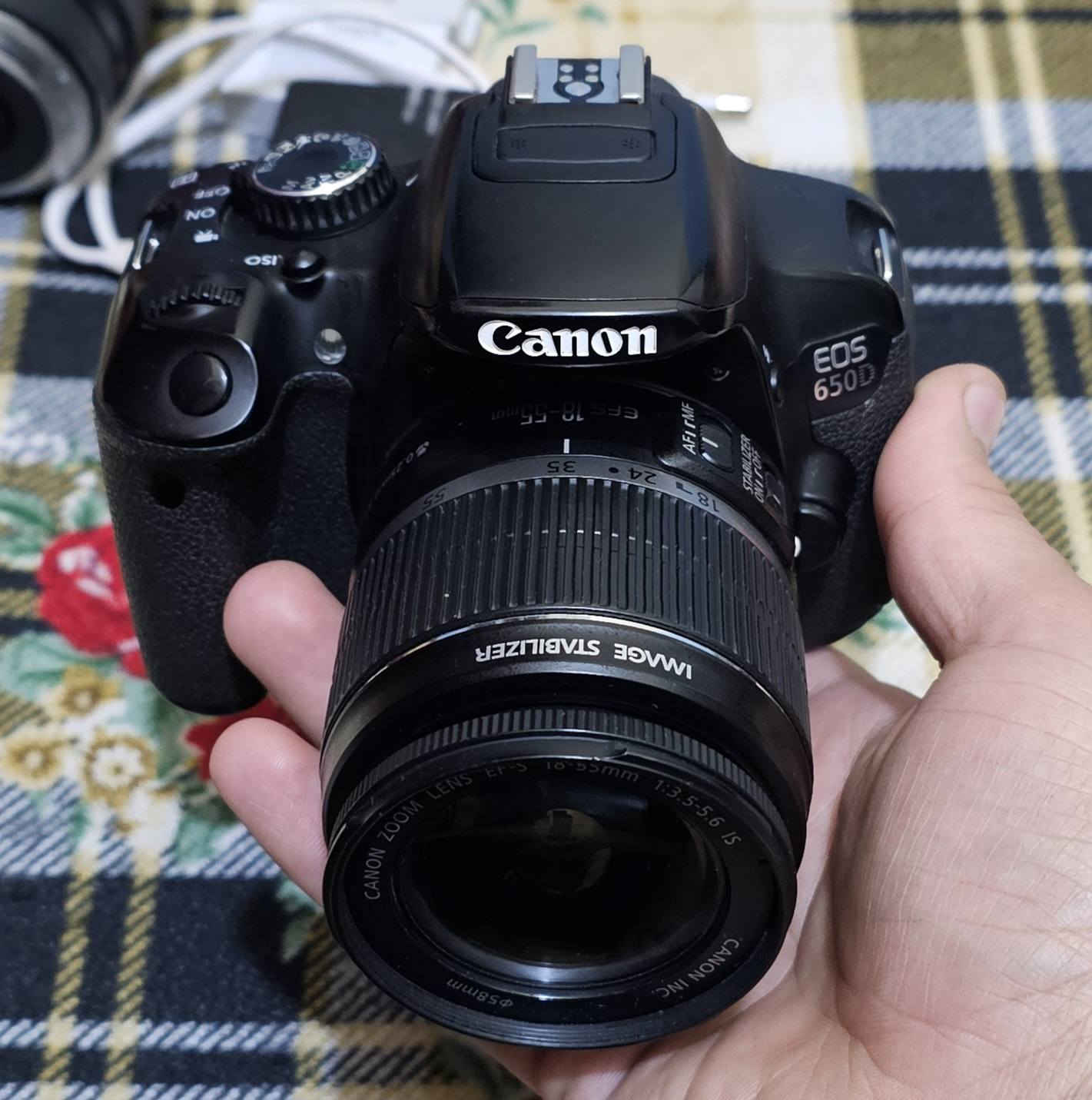 السلام عليكم كامرا 650D كانون مع عدسه الاصليه 18 55 
مع زوم اضافي 70 300 الزوم عطلان انطي مجانا 
مع بطاريتين وشاحنه وكيبل نقل وحزام كتف وكفر جلاتين مع جنطه 
السعر ٣٢٠ الف وبيه مجال قليل مكاني نجف توصيل موجود 
خاص او الاتصال ***********
