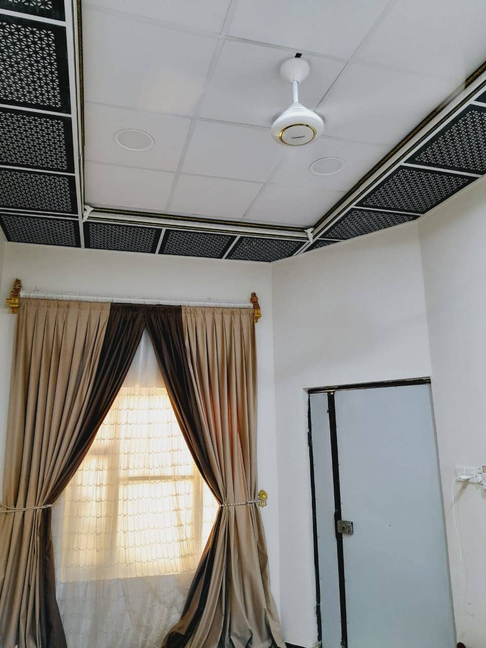 السلام عليكم 🕊️
بيت للبيع في القبله منطقه ال4الاف طابو صرف تحويل رسمي للمشتري مساحه 100م يحتوي عل غرفتين صاله استقبال مطبخ و3 صحيات خارجي وداخلي سعر البيت 113 وبيه مجال موجود كل الخدمات اي استفسار اتصال او واتساب ***********
